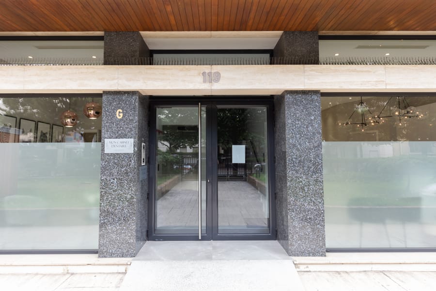 L'entrée de l'immeuble, 119 rue du Président Wilson. Le cabinet est au rez-de-chaussée, à droite.