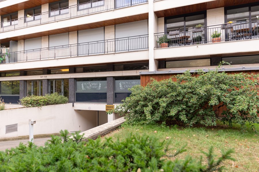 L'immeuble du 119 rue du Président Wilson, côté jardin, avec l'enseigne Mon Cabinet Dentaire au rez-de-chaussée.