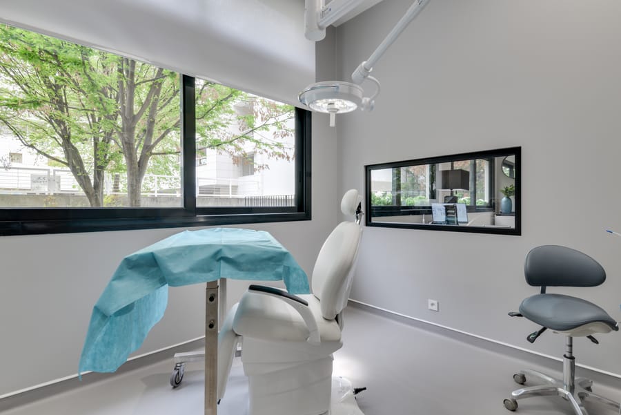 La salle de chirurgie du cabinet.