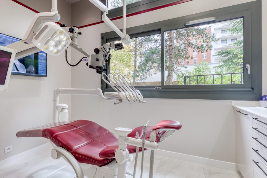 Salle de soins équipée d'un microscope opératoire (photo de 2024).