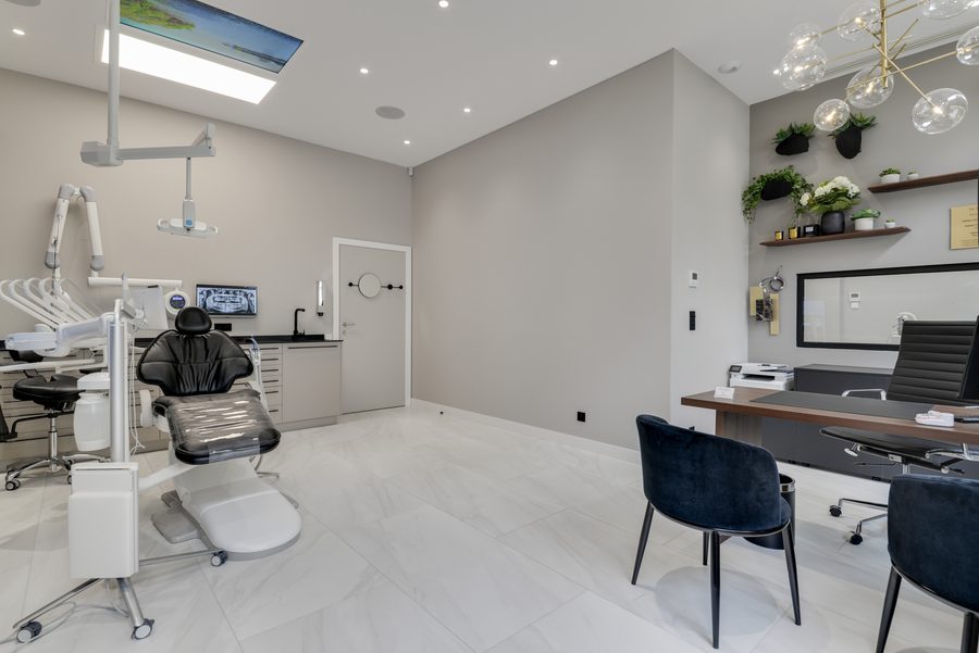 Le cabinet du Docteur Hazout : le fauteuil de soins et son bureau de consultation.