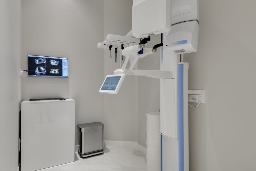 L'imagerie 3D (cone beam), qui sert à planifier greffes et implants.